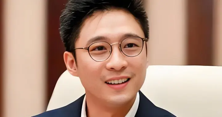 实锤！42岁霍启山和“妲己”娜然现身，家族默认儿媳，细节太戳人