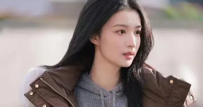 王楚然会穿是数一数二的！美拉德羽绒服+针织衫+牛仔裤 时髦又高级