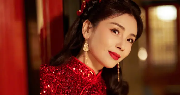 刘涛高开叉旗袍惊艳全网，把东方韵味焊在身上