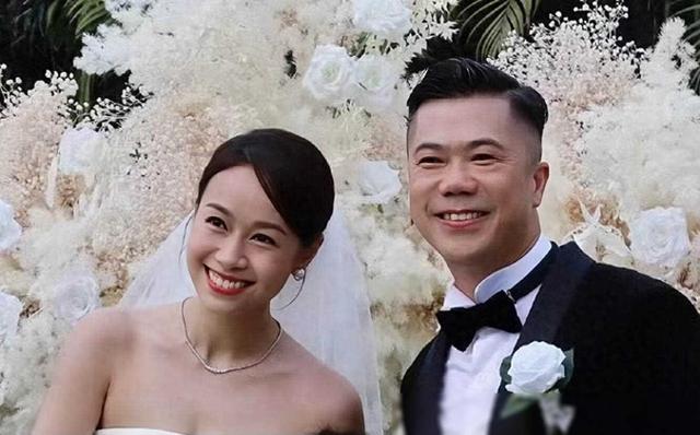 香港女星黄心颖被曝怀孕，出国旅游穿宽松衣服，腹部凸起孕味足