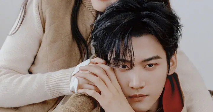 陈妍希周柯宇拍杂志开年刊！男方眼神也没光了，理解陈晓为啥离婚