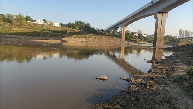 |秋季涨水为何不能钓边？水温持续下降，两个地方才是真正的鱼道