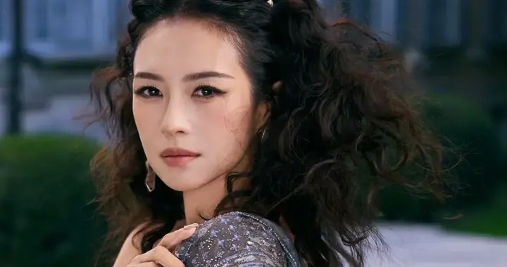 章子怡重返米兰时装周，一身蓝色阿玛尼很贵气，和胡歌坐一起养眼