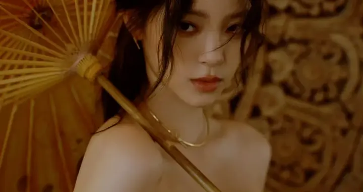 欧阳娜娜鎏金抹胸连衣裙，国风感满满