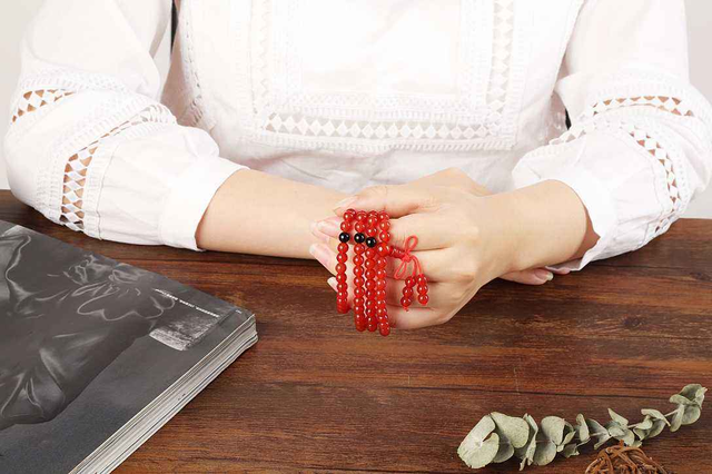 文玩|文玩圈里的一抹中国红，好“色”的你，最喜欢文玩里的哪一种颜色