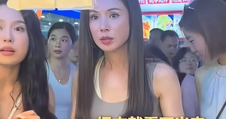 59岁李若彤逛长沙夜市，从街头吃到街尾，小腹马甲线明显，像30岁