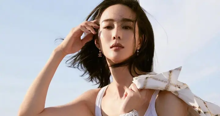 张钧甯的气质真是出挑！格纹衬衫+白背心+牛仔裤，时髦又高级！