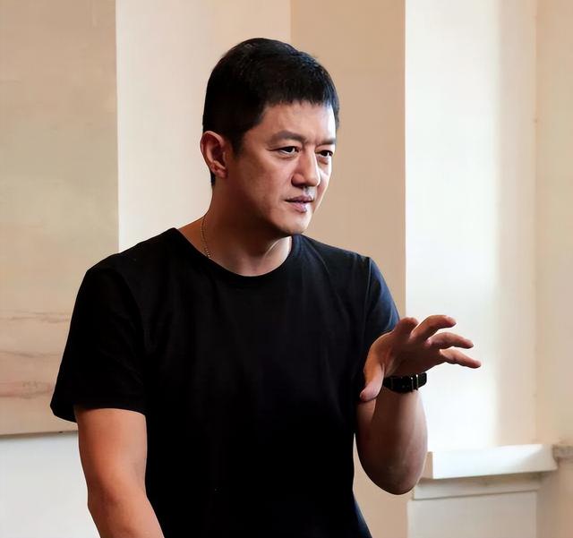 李亚鹏又遇困难了！把豪宅卖了换小房子，女儿哭闹着舍不得搬家！