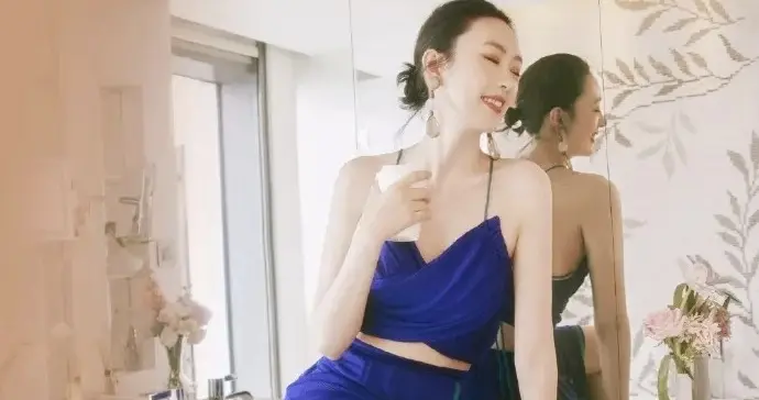 童瑶宝蓝色露脐装秀出小蛮腰，这谁顶得住？