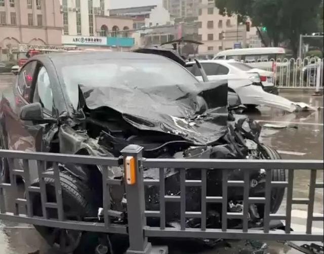 突发：连撞多车，浙江台州一特斯拉Model Y曝“突然加速”