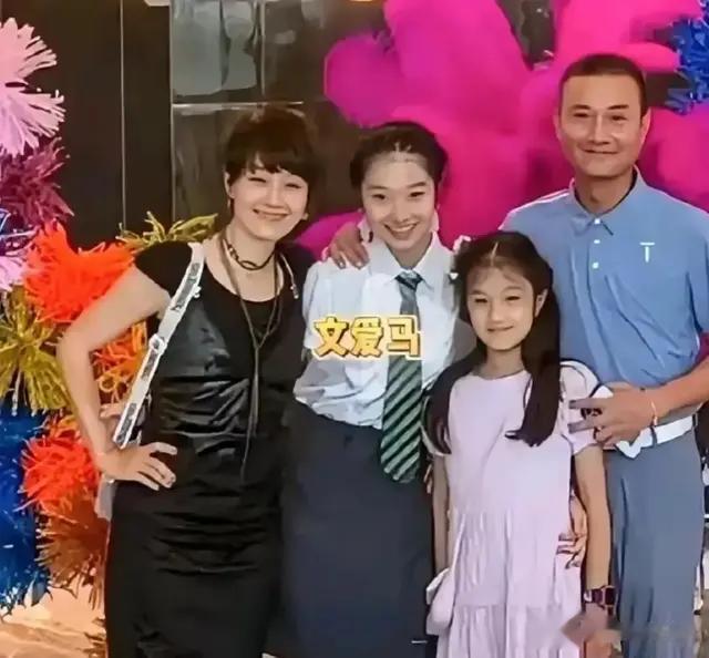 马伊琍文章离婚后合体照曝光，引发热议。为了孩子，是否再续前缘