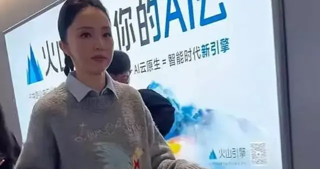 董璇回北京在机场被拍，网友第一反应：感觉她怀孕了