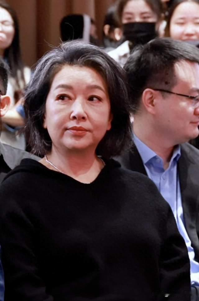 被57岁江珊惊艳，白发肥胖，不整科技脸，美人迟暮但气质还是很好