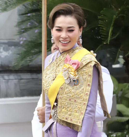 苏提达47岁生日亮相，黄金披肩海蓝宝耳环，小主团全体红装跟随