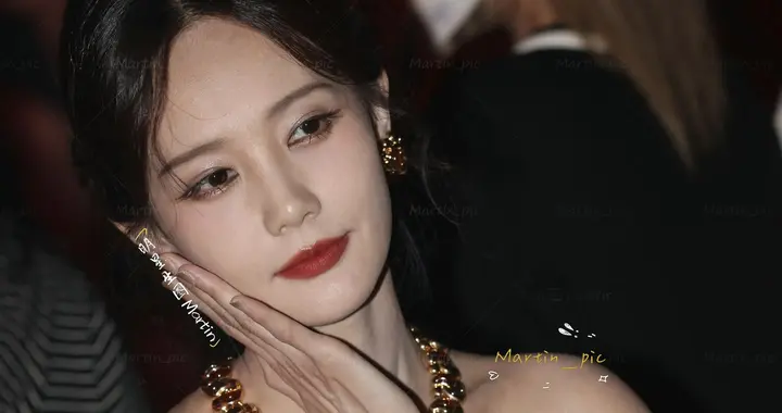 李一桐出席天猫华服奖盛典时，身穿一件1984年古董礼服距今41年。