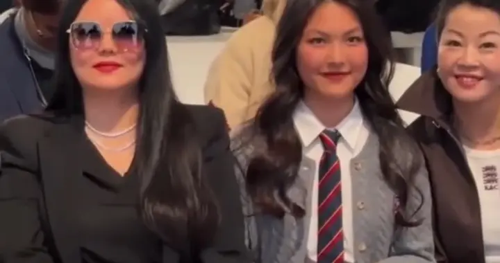 李湘带王诗龄伦敦看秀，15岁王诗龄穿红色半身裙显成熟