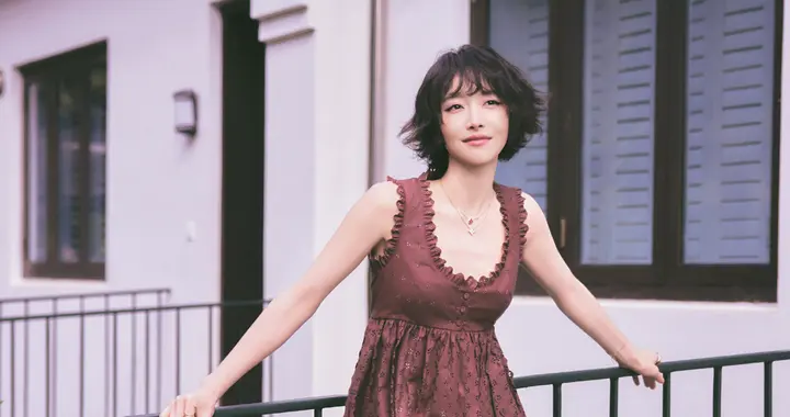 宋茜俏皮卷发连衣裙