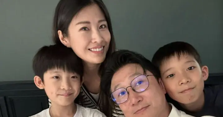 洪金宝长子一家四口移居深圳，住复式豪宅有两层楼，夫妻亲自搬家