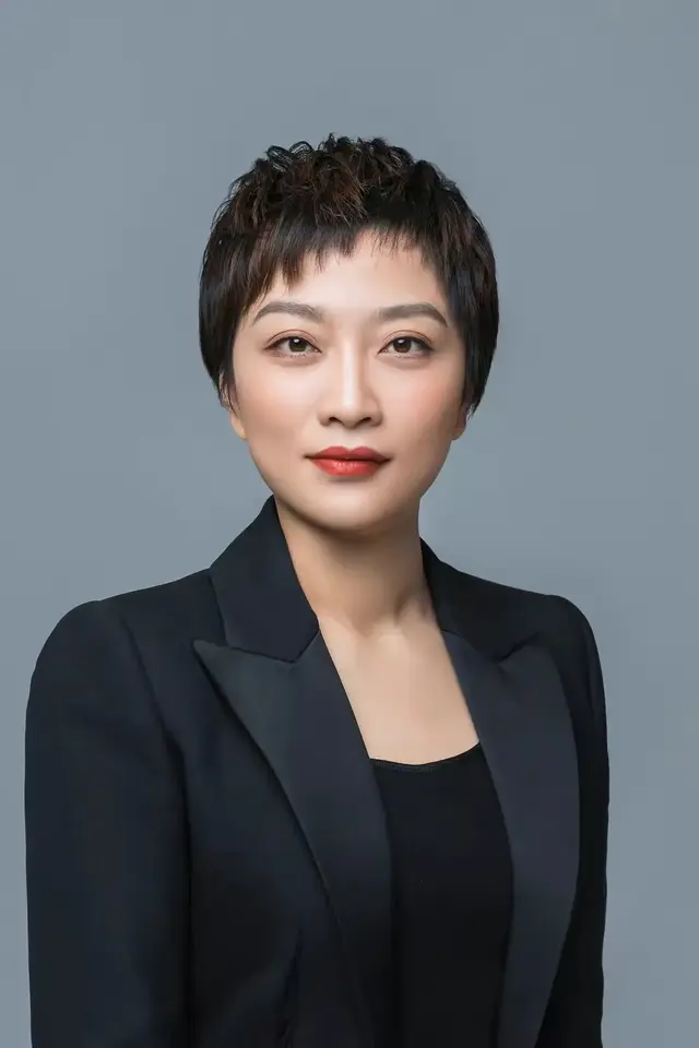 妈味十足，又喜欢扮少女感的职场女上司