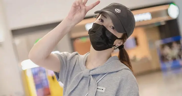 陈紫函最新机场路透照，穿灰色短袖搭配阔腿牛仔裤松弛感满满！