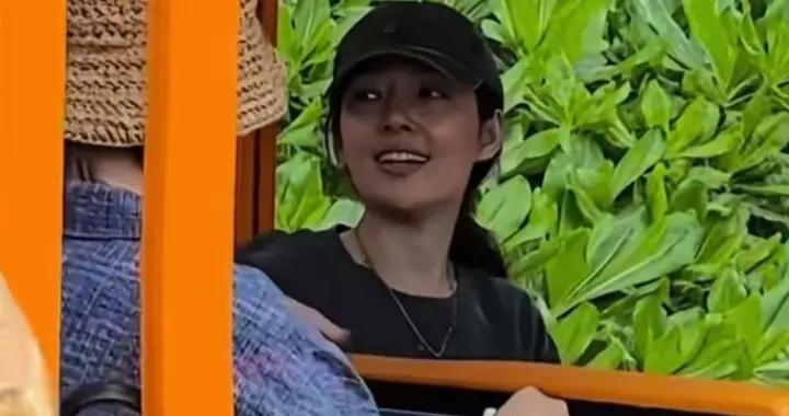 42岁郭碧婷现身海南岛，朴素穿搭皮肤晒黑，状态和身材好得惊人！