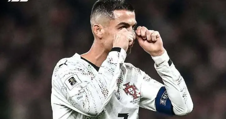 输球输人！C罗故意肘击后向对手做哭泣动作 离场时遭万人无情嘲讽