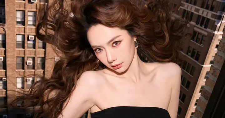 戚薇 最新物料 摩登女郎青春靓丽