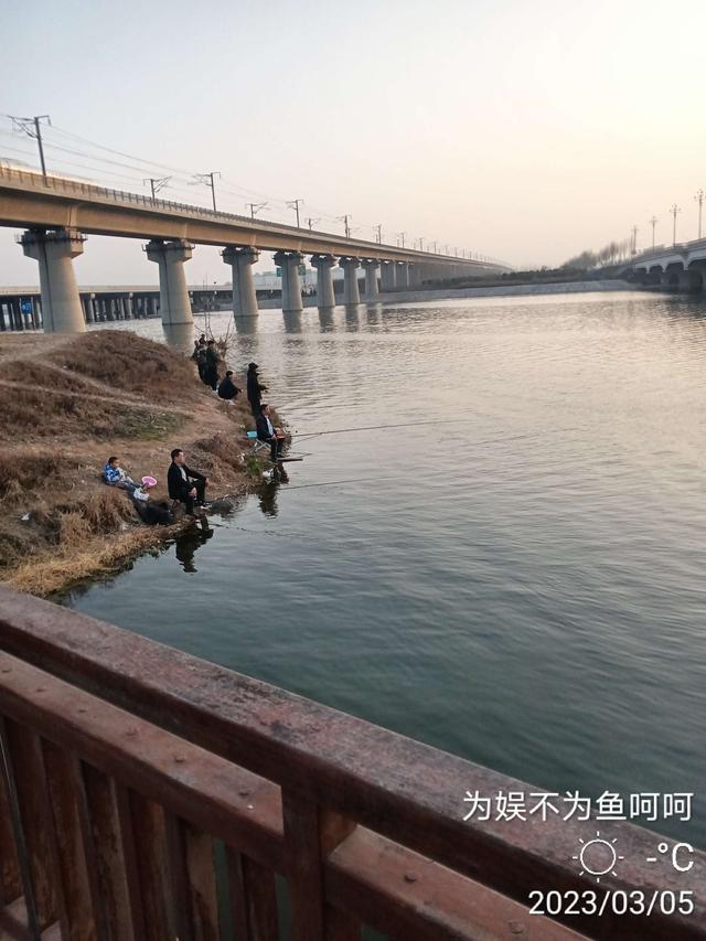 钓鱼|周末河畔渔人多，偶遇稚子学垂纶，伸出援手来相助