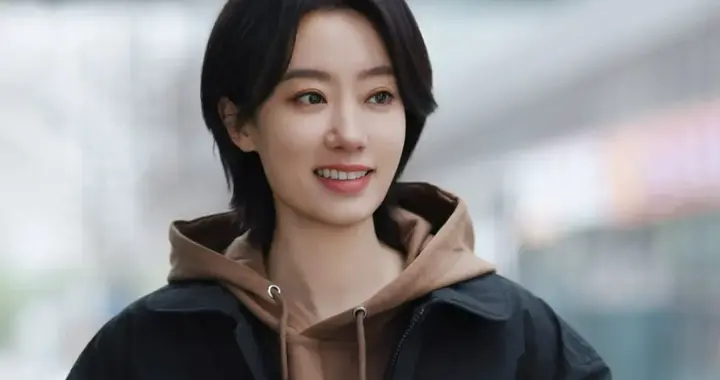 张小斐剪了短发气质大变！穿黑色夹克+卫衣+牛仔裤，时髦又减龄