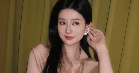 32岁乔欣嘟嘴晒自拍好富态！婚后状态绝美，无意晒出豪宅“婚房”