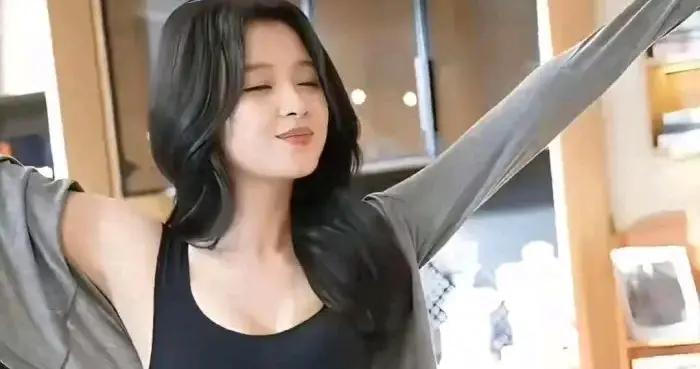 孙怡这么火也是有原因的，生完孩子身材还不走样，确实很厉害！