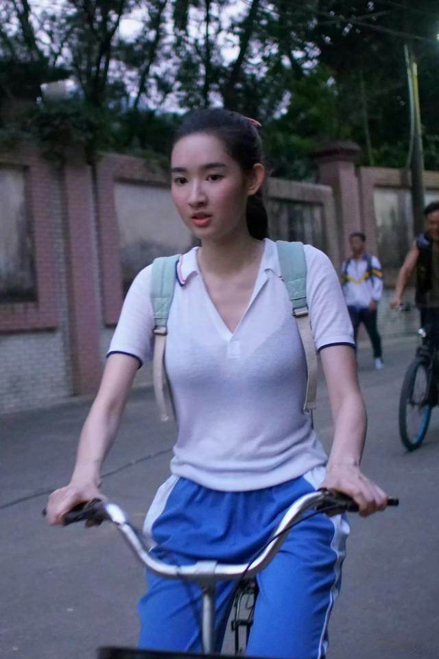 王玉雯校服剧照，这也太透了吧。现实中哪有学生这么穿的？
