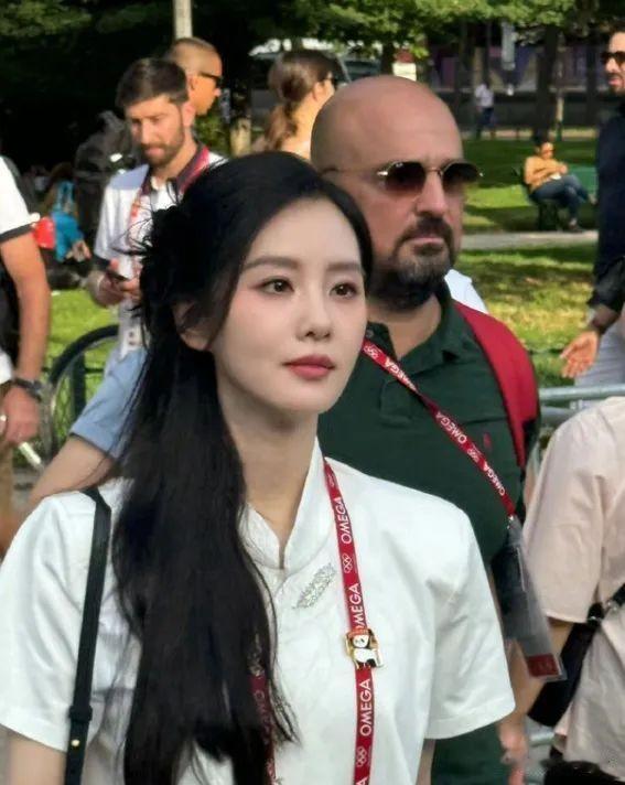 巴黎赛场现东方女神风采，37岁刘诗诗新中式造型美到惊艳全场
