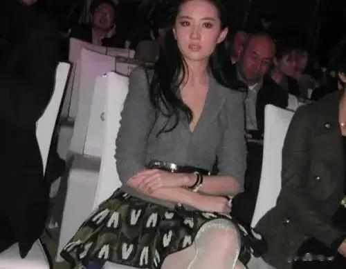 刘亦菲早年油色亮丝，又清纯又性感的感觉