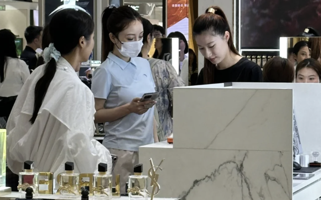 李小璐穿polo衫现身SKP，一双小鹿眼睛太吸睛，胎毛刘海像小女孩