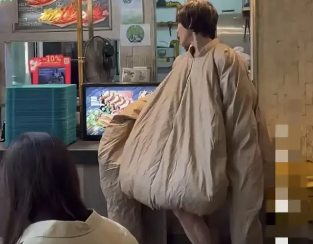 向佐现身新加坡！28度穿超厚超大棉服，下身光着腿，网友：辣眼睛