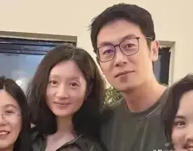 朱亚文携妻会“白月光”，3人同框画面微妙，沈佳妮眼神藏不住事