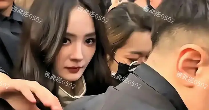 杨幂米兰时装周生图被指眼神凌厉戾气重，很冷傲没有一点温柔随和