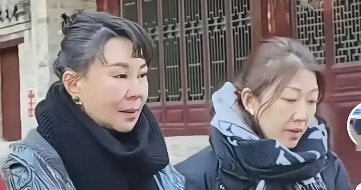 网友在辽宁丹东古庙偶遇祖海，50岁的她一身灰黑羽绒服 胖到不敢认