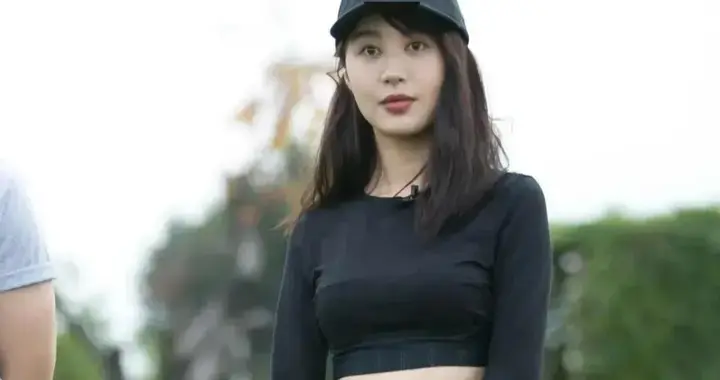 李菲儿瑜伽裤穿搭，这细腿和腰，黄金三围可不是吹的！