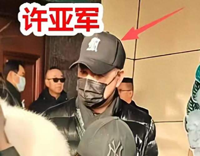 何晴追悼会！许亚军从美国赶了回来，儿子捧着骨灰曝何晴临终细节