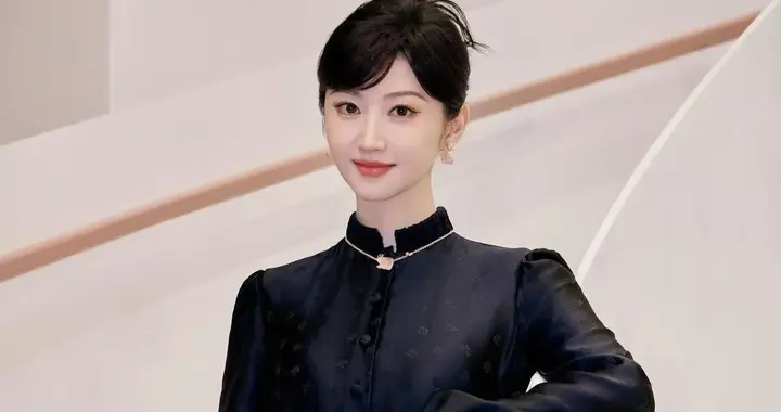 景甜真是“人间富贵花”！穿黑色新中式长裙优雅大气，美出新高度