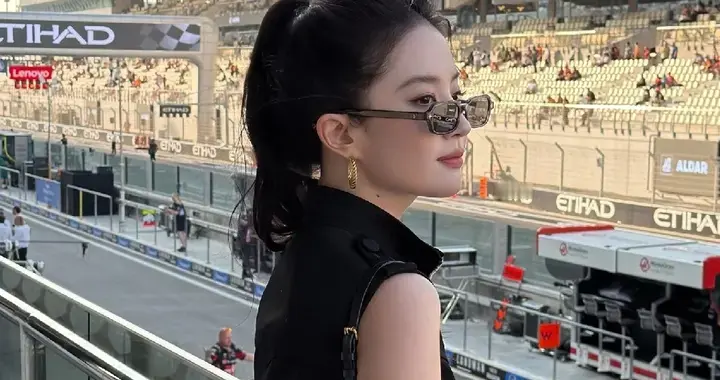 刘亦菲观看F1阿布扎比大奖赛，穿黑色无袖连衣裙，有种帅气的美丽
