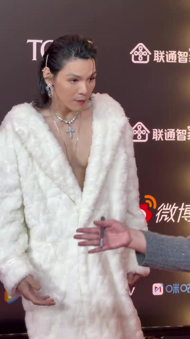 北京这天，深V露背的向佐，穿花裤衩的赵露思，治好我的容貌焦虑