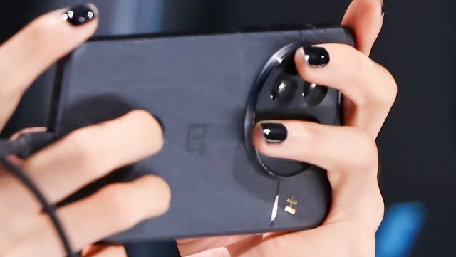 微调小改，家族样式依旧，疑似“一加13”真机图流出？