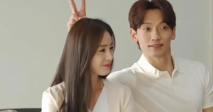 45岁金泰熙出席新剧发布会，一身穿搭不过万，状态依旧美丽优雅！