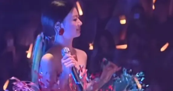 单依纯深圳演唱会彻底“玩疯了”