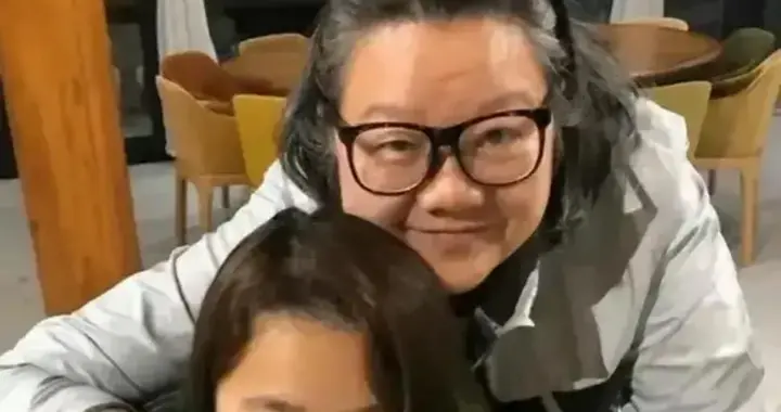 洪晃也没想到，19年前领养的女儿神似章含之，如今竟成了她的依靠