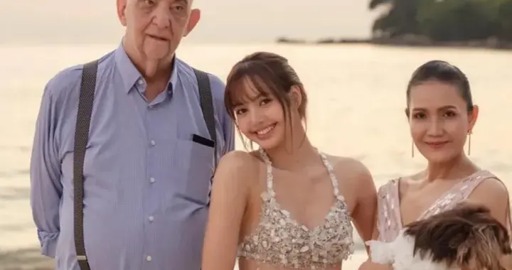 Lisa穿塑料鞋过生日，她穿比基尼很美，LV三公子在北京忙工作！