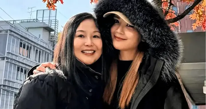 阿sa晒与妈妈一起看红叶树画面果然母女二人是姐妹花脸型一模一样